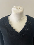 Pull noir broderie